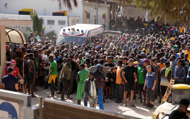 W szczytowych momentach na Lampedusie potrafi wylądować kilka tysięcy imigrantów w ciągu doby