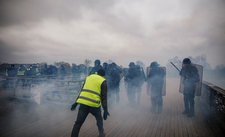 Francja: "Czerwone długopisy" dołączają do "żółtych kamizelek"