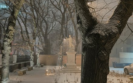 Figura Chrystusa przed Kościołem pw. Piotra i Pawła w parafii św. Barbary