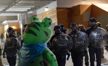 Protest przed budynkiem służby imigracyjnej i celnej (ICE) w Portland