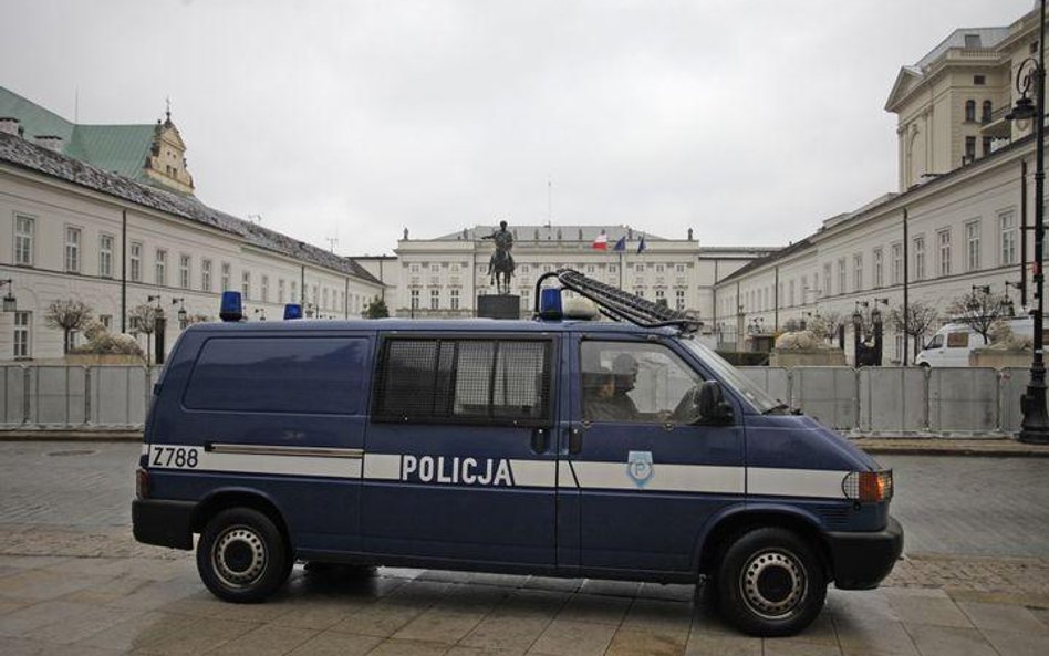 8 kwietnia 2011, Warszawa. Przygotowania do obchodów rocznicy katastrofy smoleńskiej przed Pałacem P