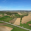 Zdjęcie lotnicze doliny rzeki Jadar w zachodniej Serbii w pobliżu serbskiej wioski Gornje Nedeljice 