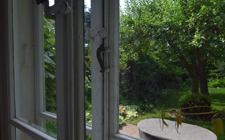 Oryginalne przedwojenne okna z okuciami z tamtego okresu