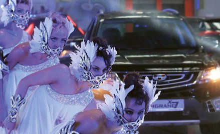 Motoryzacja za pieniądze z Chin. Tancerki podczas prezentacji jednego z modeli (Emgrand X7) składany