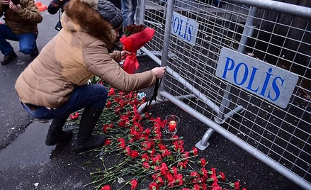 Mieszkańcy Stambułu kładli dzisiaj pod klubem czerwone goździki dla upamiętnienia ofiar zamachu