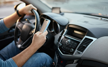 UE chce wprowadzić system, który ma uniemożliwić używania telefonu podczas jazdy