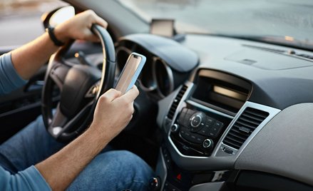 UE chce wprowadzić system, który ma uniemożliwić używania telefonu podczas jazdy