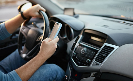 UE chce wprowadzić system, który ma uniemożliwić używania telefonu podczas jazdy