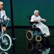 Aleksandra Popławska jako wnuczka i Danuta Szaflarska jako jej babcia w scenie ze spektaklu (fot: St