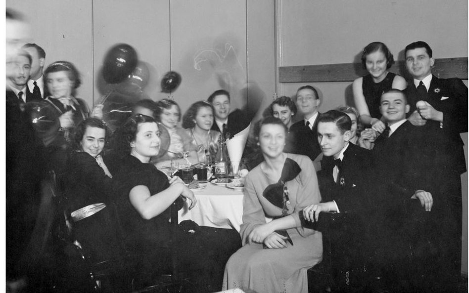 1935r. bal sylwestrowy zorganizowany przez Związek Młodzieży Chrześcijańskiej YMCA w Warszawie