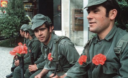 Wojskowy poprosił Celeste o papierosy, ale że ich nie miała, zaofiarowała goździka, którego przyjął 