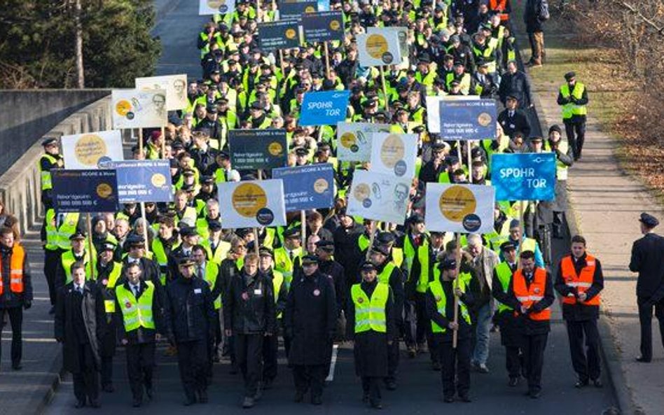 Piloci Lufthansy podczas jednego z ubiegłorocznych protestów we Frankfurcie