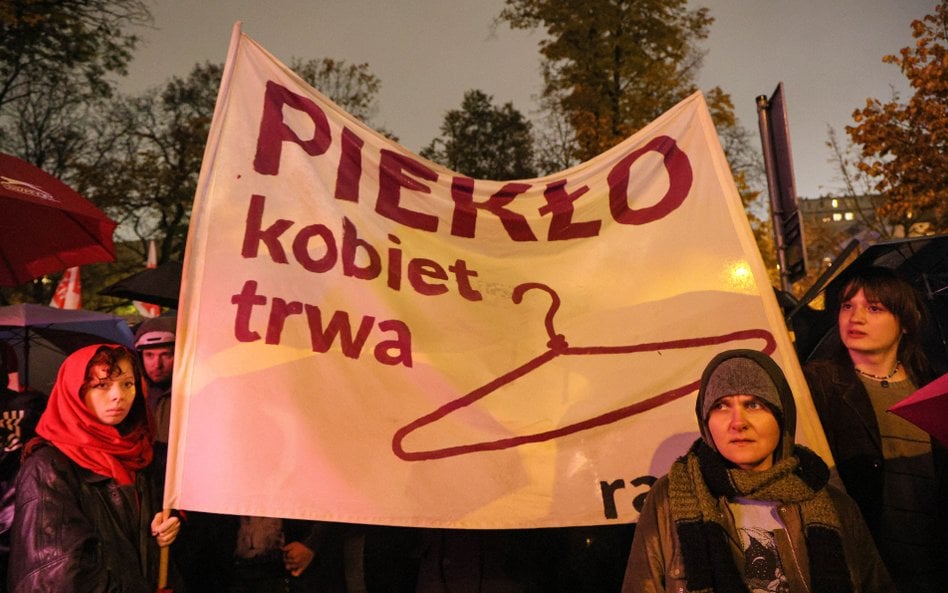 Uczestniczki ogólnopolskiego protestu proaborcyjnego pod hasłem „Czerwona kartka za aborcję”