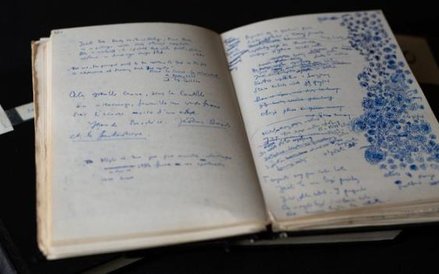 Kajet poety z kwiatkami, które rysował, czekając na wenę