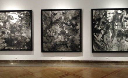 Wystawa „Czarny deszcz” Jerzego Skolimowskiego. Kropla wody nieczystej