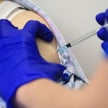 Posłowie PiS do medyków: Koledzy, koleżanki - szczepmy się na COVID