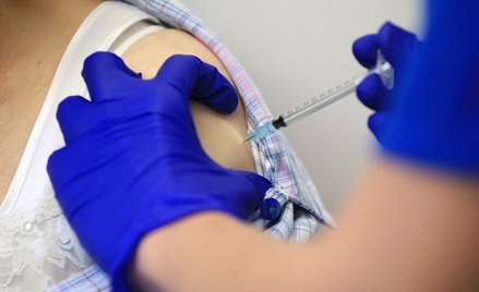 Posłowie PiS do medyków: Koledzy, koleżanki - szczepmy się na COVID