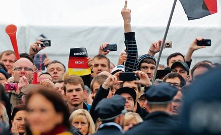Aktywiści PEGIDY z Drezna wyrażający swoją niechęć do kanclerz Angeli Merkel są – jak widać – bardzo