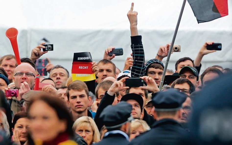 Aktywiści PEGIDY z Drezna wyrażający swoją niechęć do kanclerz Angeli Merkel są – jak widać – bardzo