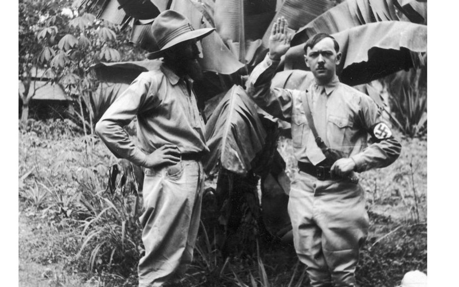 Kongo Belgijskie 1933r., Podróżnik Kazimierz Nowak w osadzie Luebo. Obok niego mężczyzna ucharaktery