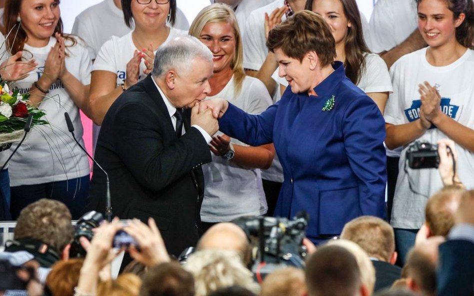 Jeszcze podczas wieczoru wyborczego Beata Szydło i Jarosław Kaczyński demonstrowali zgodną współprac