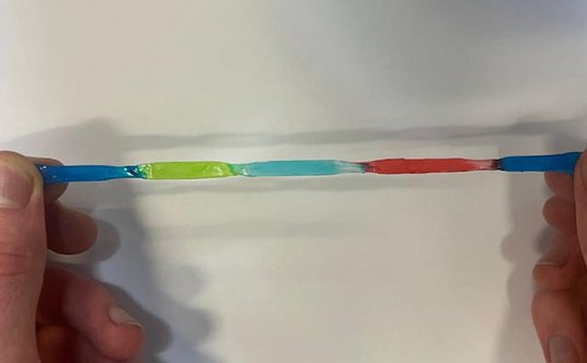 Oprócz tego, że są miękkie, te hydrożele są również niezwykle wytrzymałe. Mogą wytrzymać ściskanie b