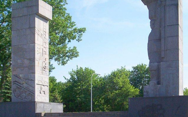 Komunistycznych monumentów jest w Polsce jeszcze ok. 500. Na zdjęciu pomnik w Olsztynie.