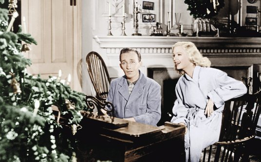 Kadr z filmu „Świąteczna gospoda” (1942 r.), w którym Bing Crosby za&