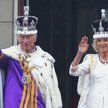 Król Karol III wraz z królową Kamilą w dniu koronacji, pozdrawiający poddanych z balkonu pałacu Buck
