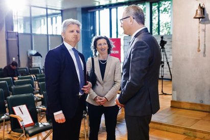 Cezary Kochalski, doradca prezydenta Andrzeja Dudy (z lewej), rozmawia z Marią Wysocką, wiceprezes G