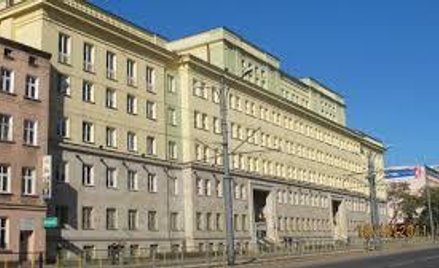 W tym budynku sądu mężczyzna oblał żrącą substancją 39-latkę