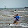 Uprawiając kiteboarding (pływanie na desce z latawcem), dodatkowo warto posiadać dobre ubezpieczenie