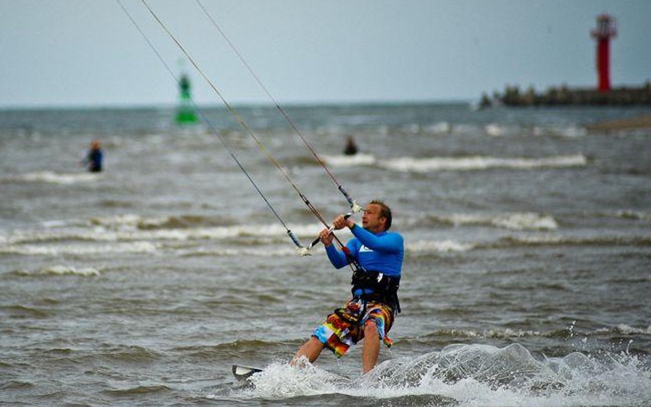 Uprawiając kiteboarding (pływanie na desce z latawcem), dodatkowo warto posiadać dobre ubezpieczenie