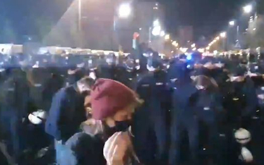 Nocne protesty w Warszawie. Starcia przed domem Kaczyńskiego