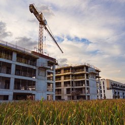 Aby sprzedać budowane przez siebie mieszkania, deweloperzy przygotowali całe systemy rabatów, udogod