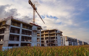 Aby sprzedać budowane przez siebie mieszkania, deweloperzy przygotowali całe systemy rabatów, udogod