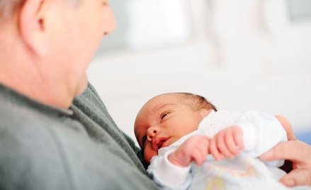 Zasiłek macierzyński dla ojca dostanie nagły opiekun dziecka