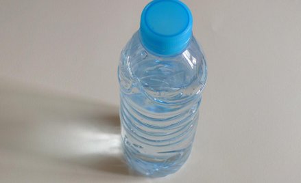 Butelkowana niegazowana woda mineralna ze stawką 23 proc.