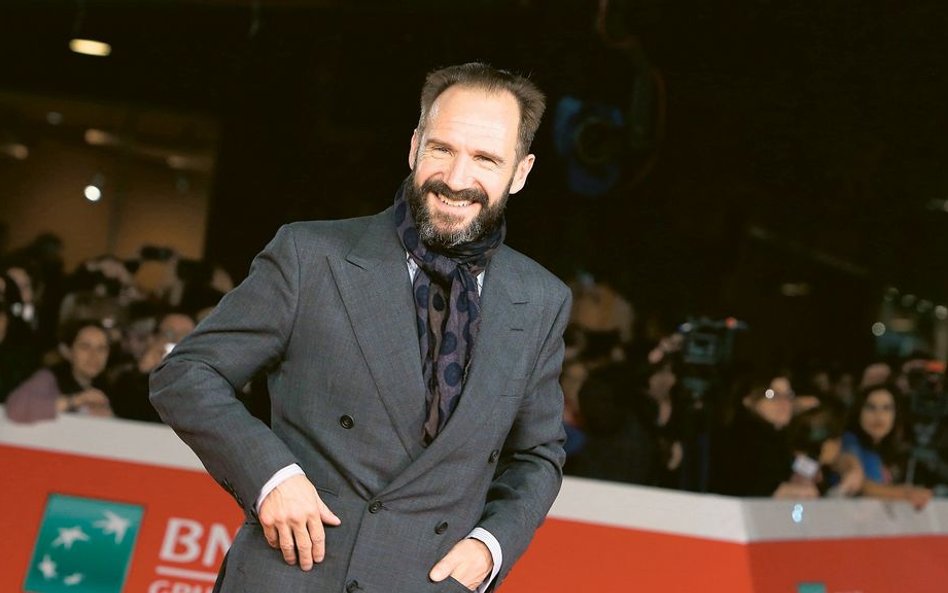 Ralph Fiennes rzadko zgadza się pozować fotoreporterom. Tu na pokazie swoich filmów w Rzymie, 2016 r