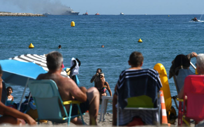 Francja: Plażowicze oglądali pożar jachtu