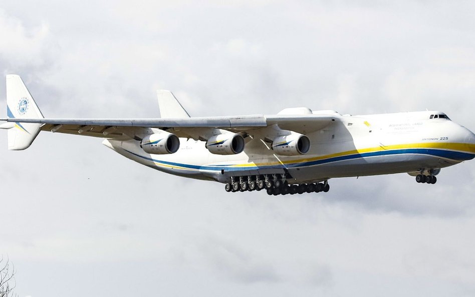 Antonow An-225 lądujący na lotnistku w Warszawie