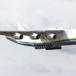 Antonow An-225 lądujący na lotnistku w Warszawie