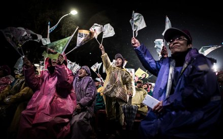 15 stycznia, Tajwan. Zwolennicy kandydatki na prezydenta Tsai Ing-wen podczas wiecu wyborczego. Demo