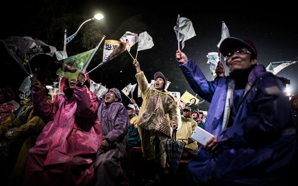 15 stycznia, Tajwan. Zwolennicy kandydatki na prezydenta Tsai Ing-wen podczas wiecu wyborczego. Demo