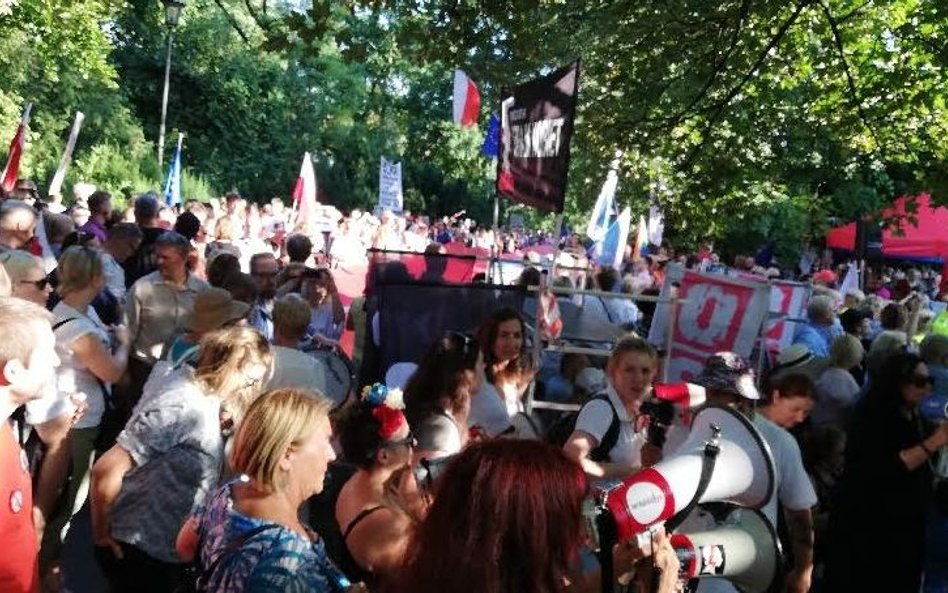 "Senatorze, jeszcze możesz!". Protest przed Senatem