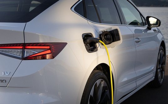 Ładowanie elektryków zajmuje coraz mniej czasu