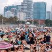 Po okresie izolacji niefrasobliwi Hiszpanie ruszyli masowo na plaże Barcelony (zdjecie z 14 lipca). 