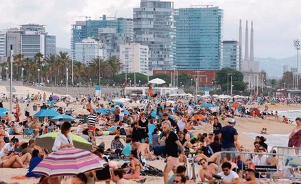 Po okresie izolacji niefrasobliwi Hiszpanie ruszyli masowo na plaże Barcelony (zdjecie z 14 lipca). 