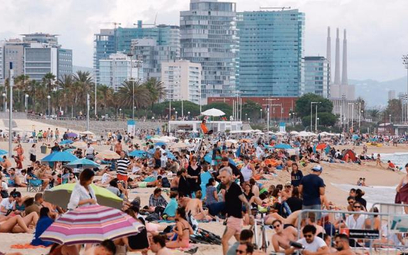 Po okresie izolacji niefrasobliwi Hiszpanie ruszyli masowo na plaże Barcelony (zdjecie z 14 lipca). 