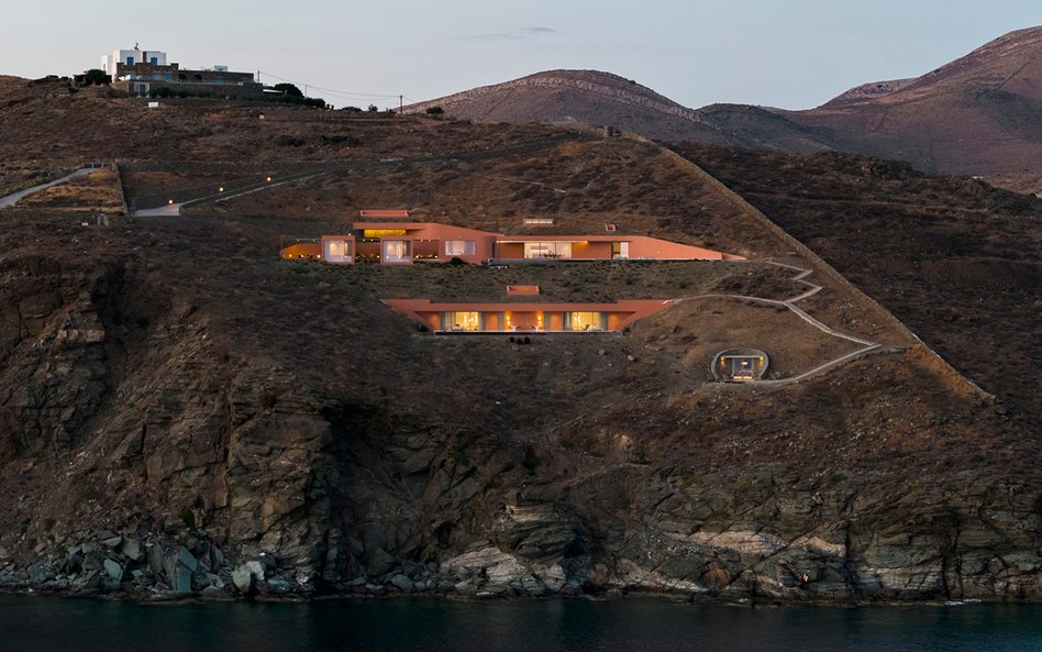 Hotel powstał w południowej części wyspy Siros na greckich Cykladach.